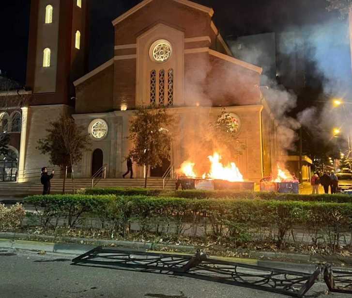 Flakë në Kishën Katolike, hedhin bomba me molotov. Balla: O zot fali, por ligji duhet t’i bëjë shembull!