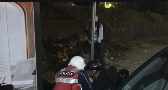 Berisha ndan pamjet: Shtazorë, godasin protestuesin pa ndjenja në tokë! Krim i rëndë shtetëror!