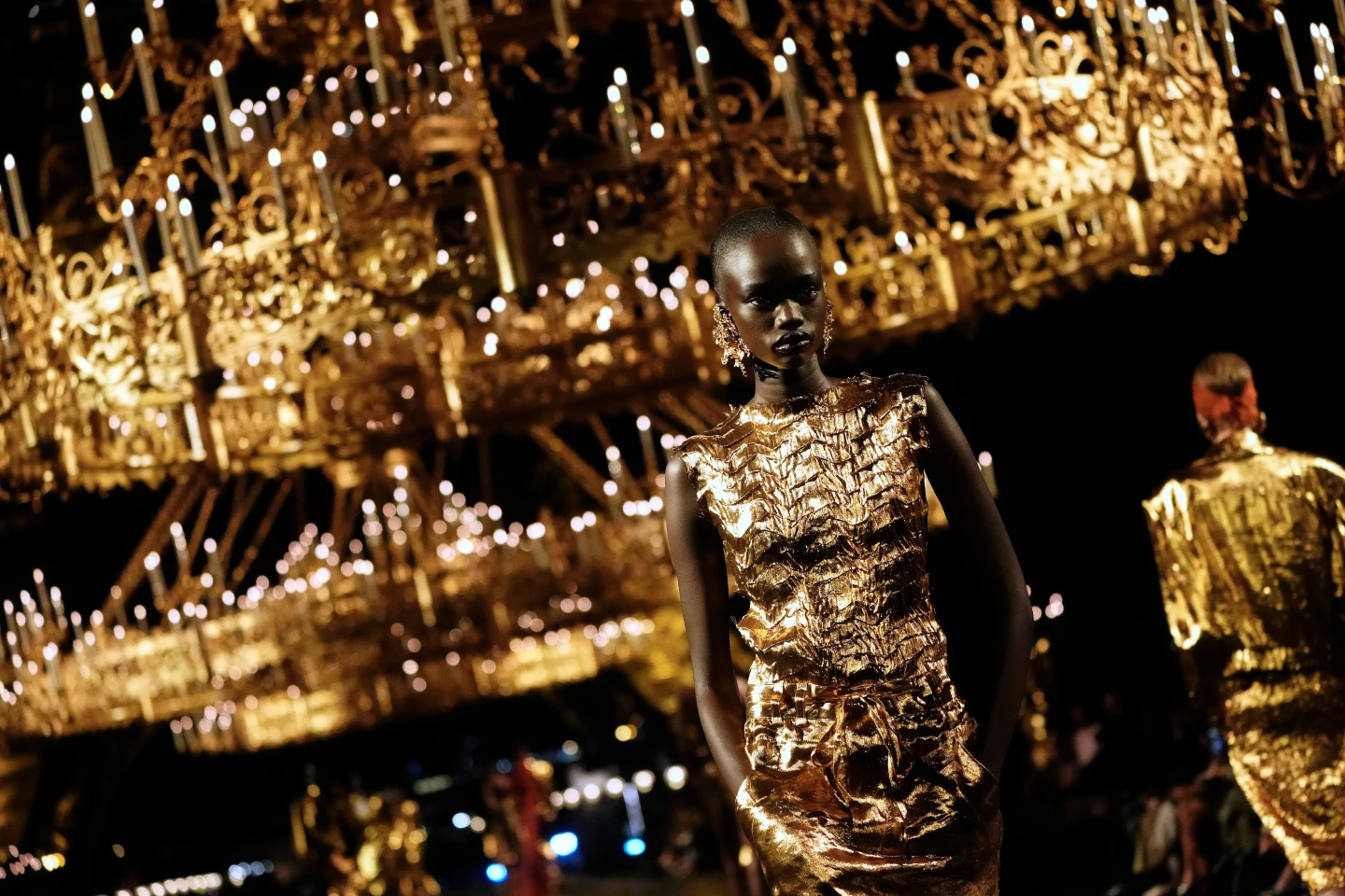 Elita e modës mblidhet në Paris, shkëlqimi i artë dhe prania e yjeve ndërkombëtarë