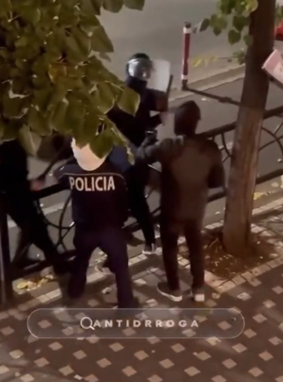 VIDEO/ Terrori i mercenarëve të Ramës në rrugët e Tiranës, momenti kur 6 policë dhunojnë një të ri