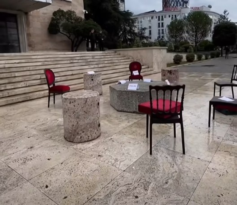 Pas dhunës barbare të policisë, Rama provokon sërish me karrige e stola - Studentët ia shembën e thyen 4 ditë radhazi