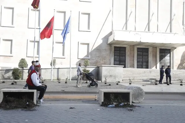 Gjobat për protestuesit në lekë, shpërblimet për policët në euro