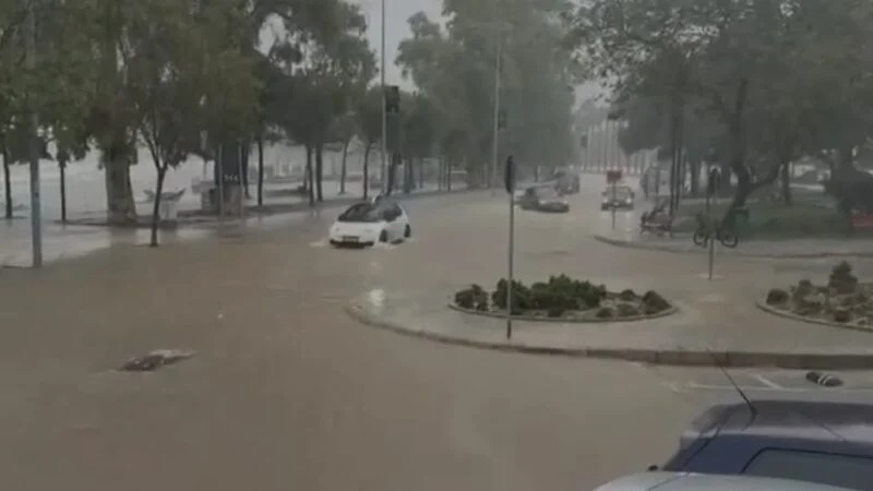 Reshjet e shiut shkaktojnë probleme në Vlorë/ Përmbyten disa rrugë, rëndohet trafiku