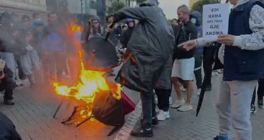 Protestuesit para Kryeministrisë, u vënë flakën karrigeve të “dialogut”