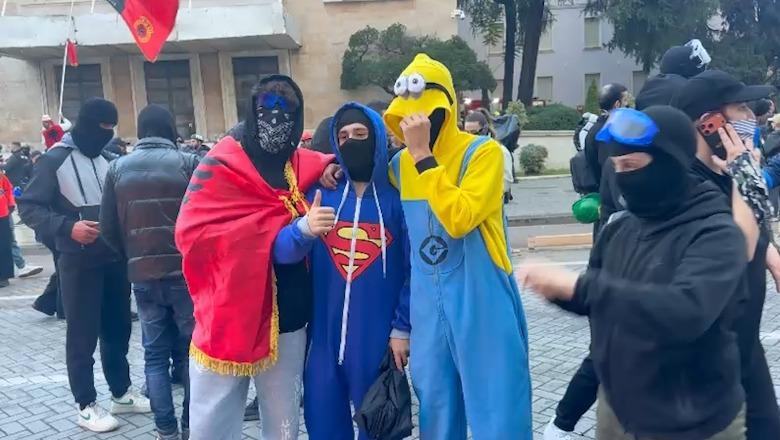 "Spidermen dhe Minionët" para Kryeministrisë, protestuesit maskohen si personazhe të filmave vizatimorë