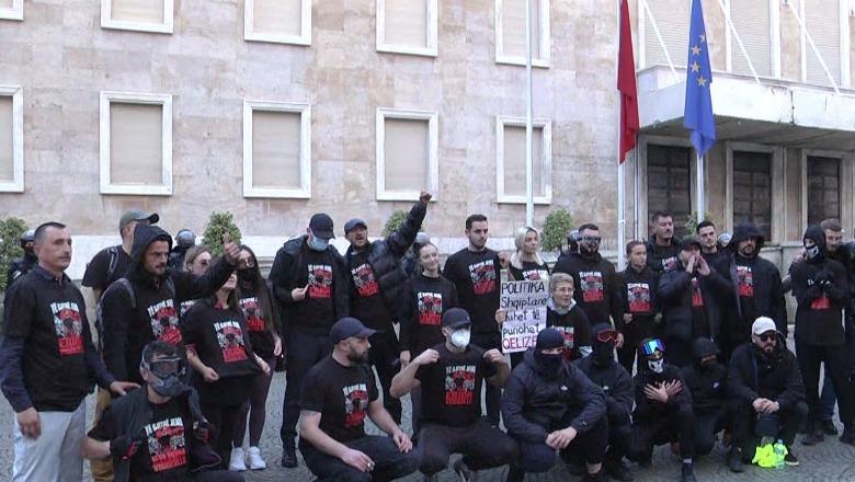 Mbeti i plagosur në sy gjatë protestës së djeshme, disa protestues bluza me mbishkrimin "Të gjithë jemi Erion"