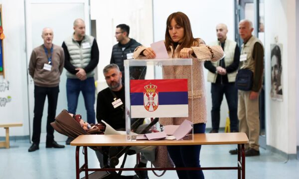 Zgjedhjet në Serbi/ Dyshime për blerje votash, qytetarët denoncojnë persona me para dhe zarfe! Pengohen vëzhguesit