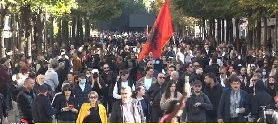 Lumë njerëzish para Kryeministrisë: “Rama në burg, Berisha në burg!”