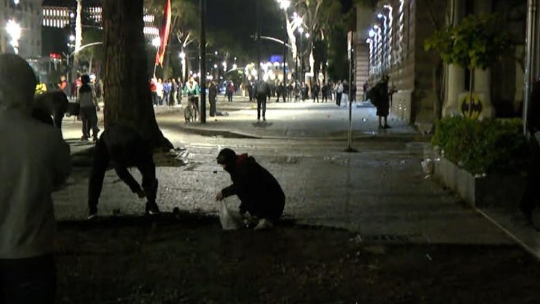 Të maskuarit shkulin pllakat e trotuarit me sqepar, sulme ndaj policisë! Mbushin edhe qeskat