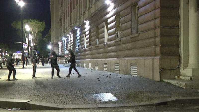 Nisin tensionet në Bulevard/ Të rinj godasin policinë me gurë, thyhen xhamat e Kryesisë së Kuvendit