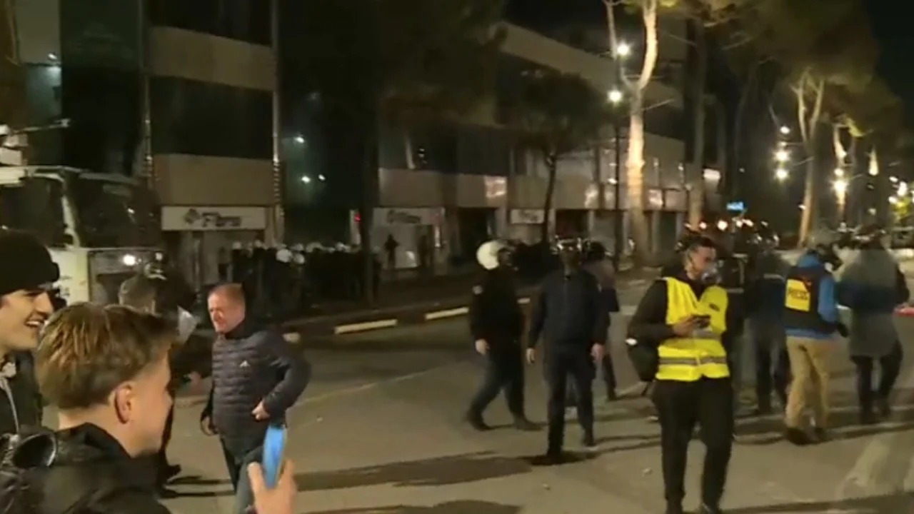 Hedhja e gurëve drejt Kryeministrisë, policia ndërhyn me ujë e gaz për të shpërndarë protestuesit, nisin shoqërimet