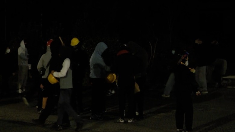 Protestuesit sërish gati për sulm, shpërndajnë kokore të verdha! Pajisen edhe me shkopinj