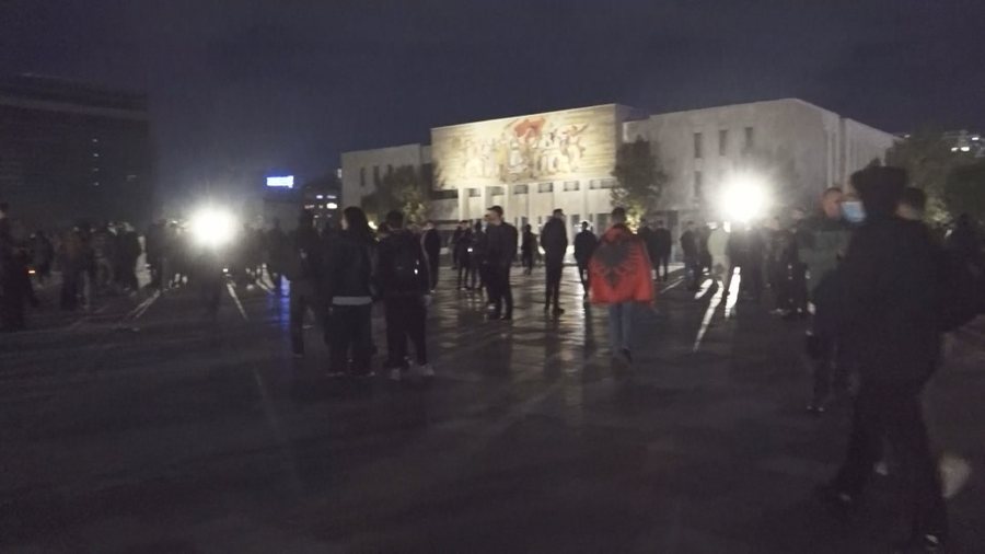 Protestuesit ikin nga Kryeministria, ndalen në sheshin “Skënderbej”