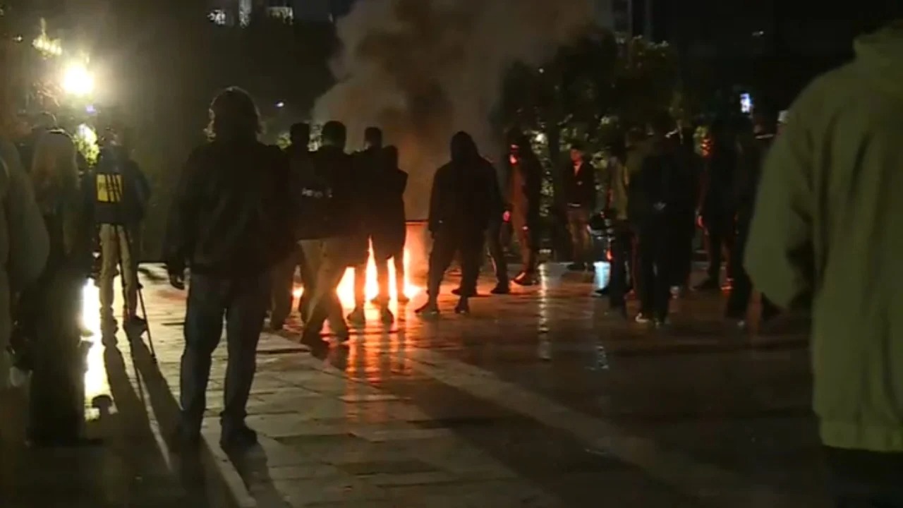 Protestuesit tërhiqen në sheshin “Skënderbej”, hedhin molotov në lulishtet e qendrës