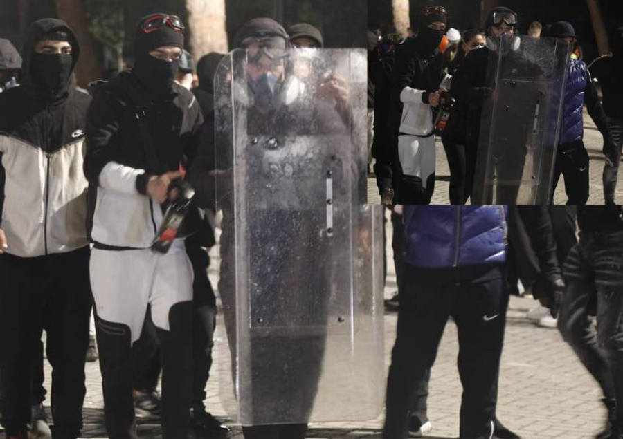 FOTO/ U përplasën te Kryeministria, të rinjtë i marrin mburojën dhe sprajin me piper policisë dhe i rrinë përballë