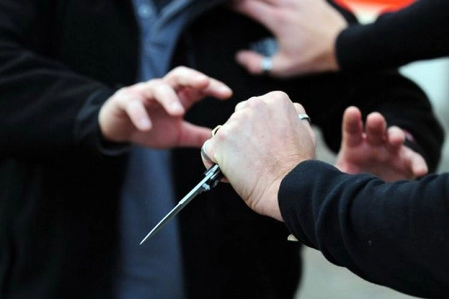 Plagoset me thikë 19-vjeçari në Korçë, kapet autori që kishte thyer masën e sigurisë ‘arrest shtëpie’