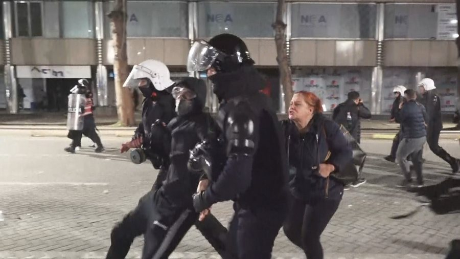 ‘Le Monde’: Rama ashpërson ligjin për të kontrolluar protestën kundër qeverisë
