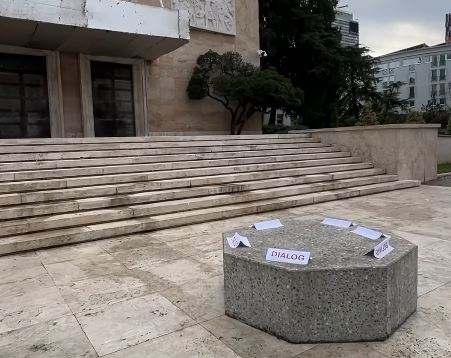 Dy javë revoltë studentore/ Rama heq dorë nga karriget e dialogut, nxjerr tavolinën prej guri para Kryeministrisë!