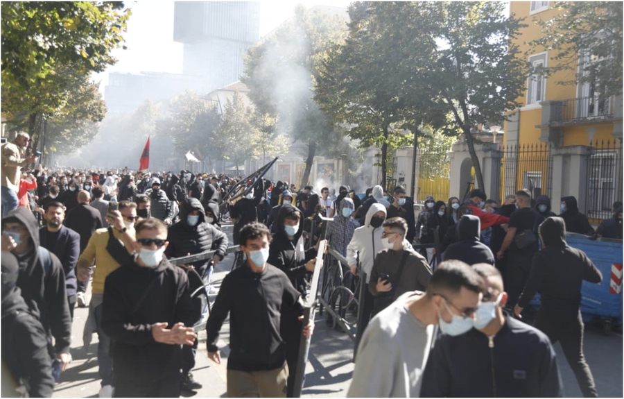 Revolta kundër Ramës/ Studentët dhe pedagogët protestojnë sot në orën 14:00 para Ministrisë së Arsimit