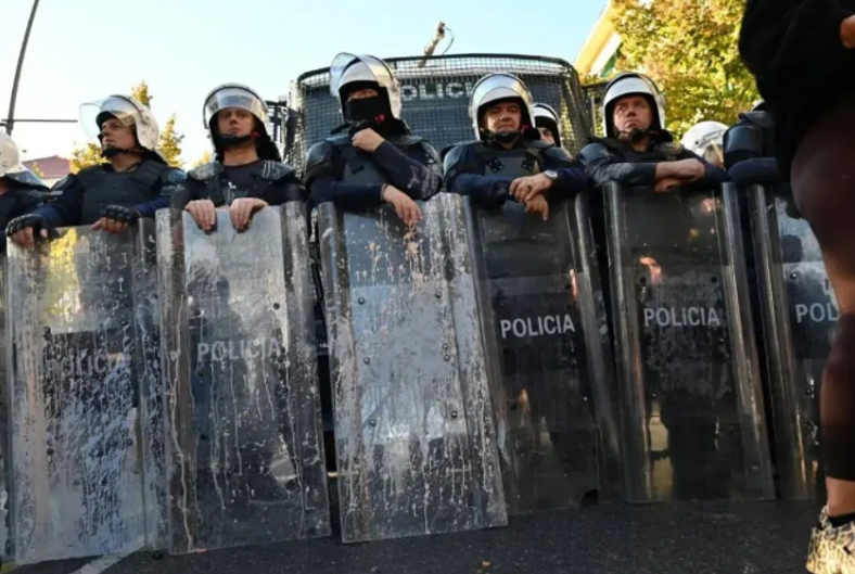Protestat e studentëve, policia njoftim zyrtar: 10 të arrestuar, 20 persona në kërkim