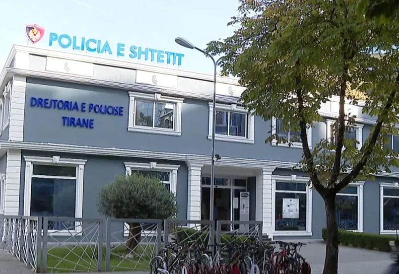 Iu gjetën 47 pako me lëndë piroteknike të kontrabanduara në banesë, arrestohet 32-vjeçari
