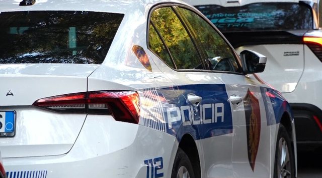 Theu masën e sigurisë “Arrest në shtëpi” dhe plagosi me mjet prerës një 19-vjeçar, kapet 23-vjeçari në Korçë