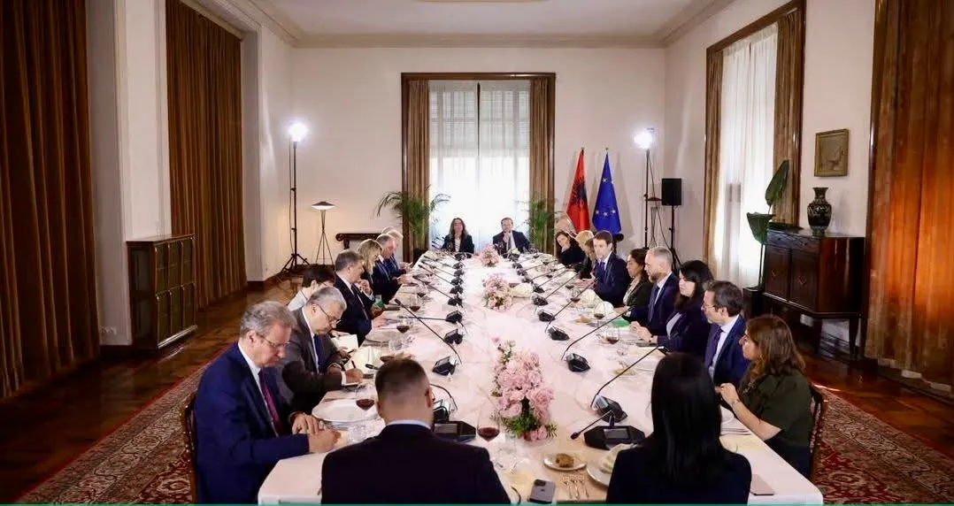 Hoxha u jep “leksion” ambasadorëve të BE-së se protesta është e drejtë