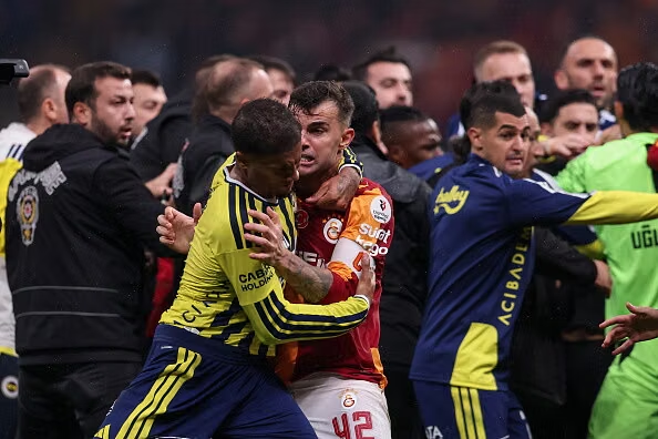 Çmenduri në derbin e Stambollit, shpërthen një përleshje masive