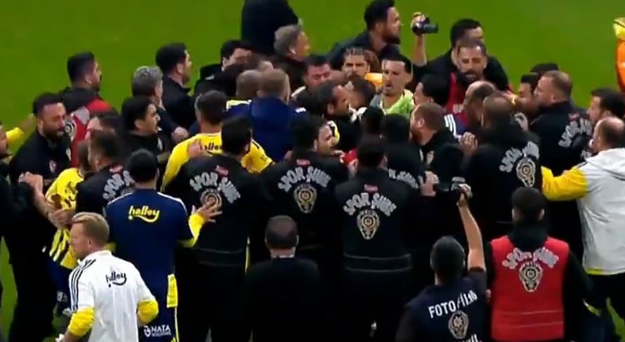 Skandal në Turqi/ Plas grushti në derbin e Stambolli, sherr masiv në fushë mes Galatasaray-t dhe Fenerbahçes (VIDEO)