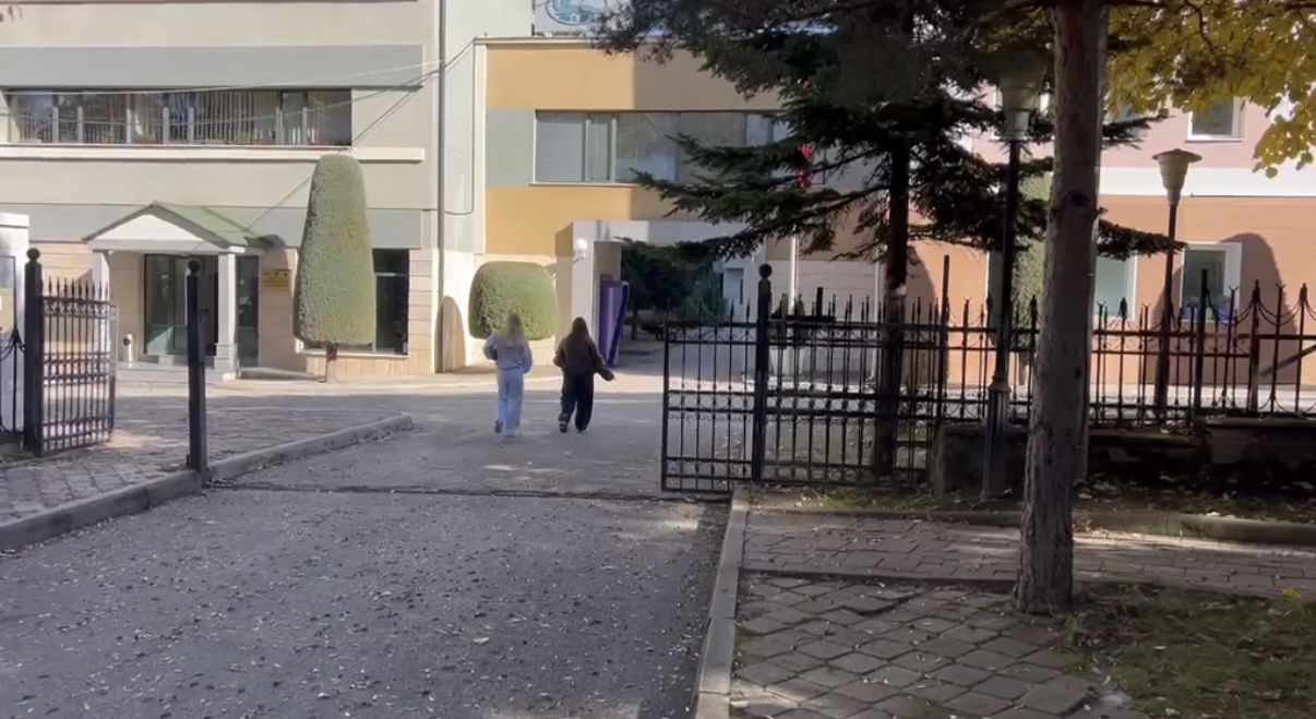 Studentët e Korçës vijojnë bojkotin e mësimit në mbështetje të protestave studentore