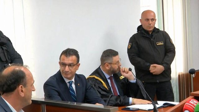 Shtyhet seanca për Veliajn, avokatët e ndihmës juridike falas bojkotojnë mbrojtjen/ Kryebashkiaku shkresë GJKKO: Dua vetëm Plarent Ndrecën