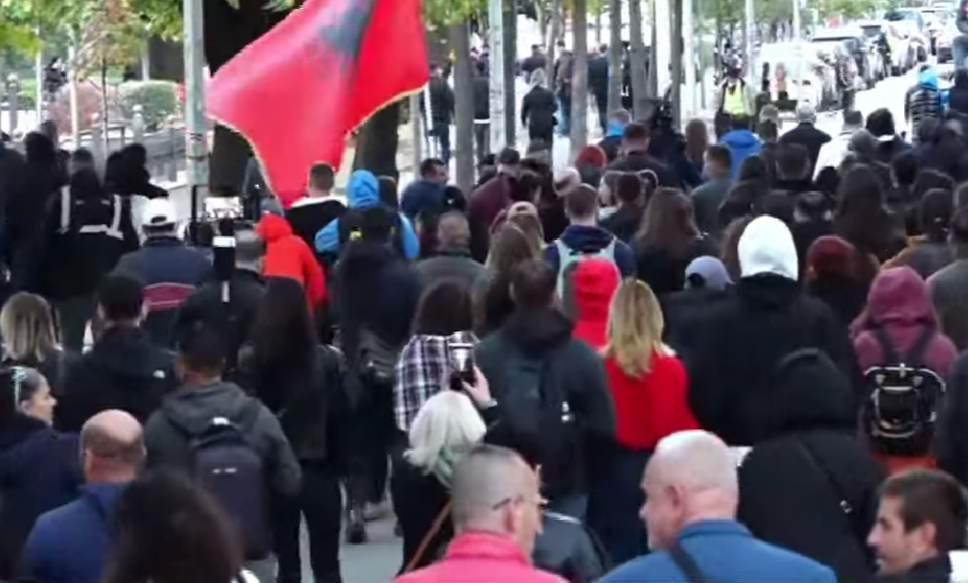 Mbyllet protesta te Ministria, protestuesit drejtohen drejt Kryeministrisë