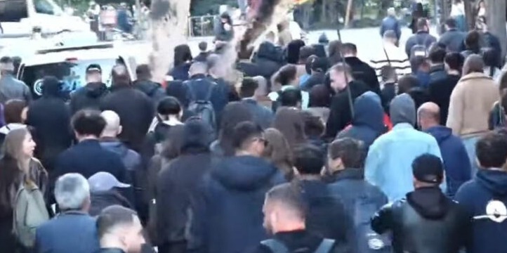 Protesta në Tiranë/ Studentët largohen nga Ministria e Arsimit dhe zhvendosen te Kryeministria