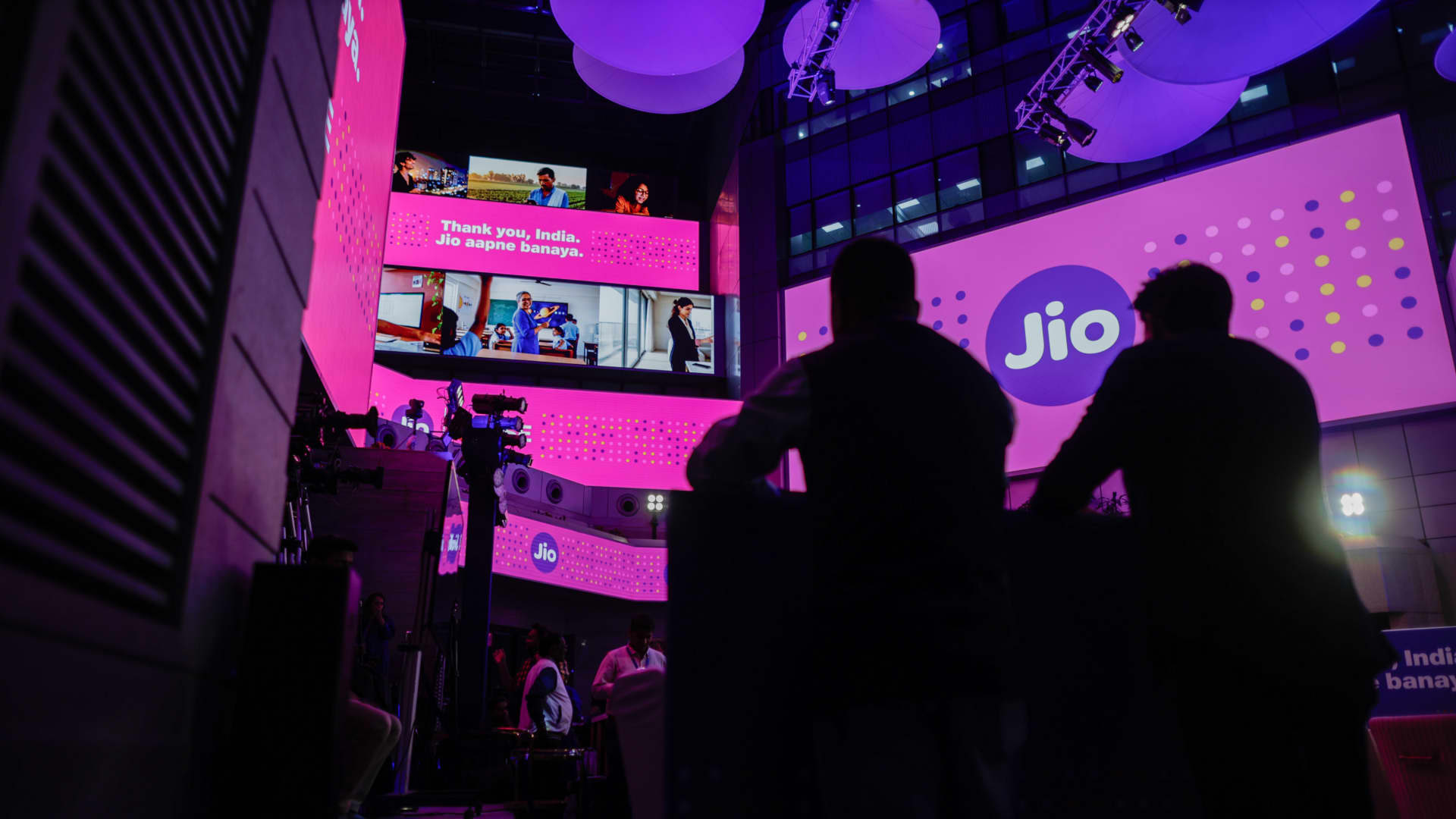 Aksionet e Jio Platforms, të mbështetura nga Meta dhe Google, rriten mbi 21% në debutimin tregtar pas IPO-së rekord