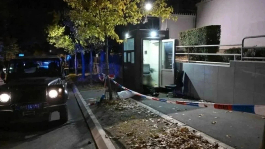 Sulm me thikë jashtë ambasadës izraelite në Beograd, autori një i mitur, ekzekutohet nga roja e institucionit