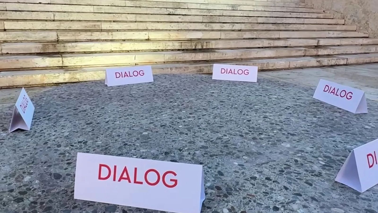 Rama "këmbëngul" për dialog me protestuesit, sofra e gurtë para Kryeministrisë për të tretën ditë radhazi