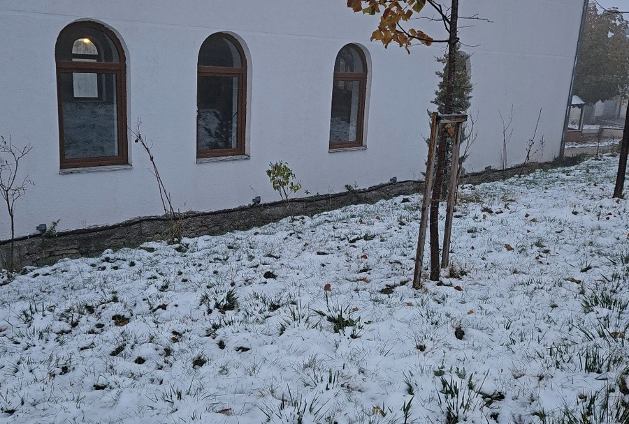 Në zonat malore të Kukësit nisin reshjet e para të borës