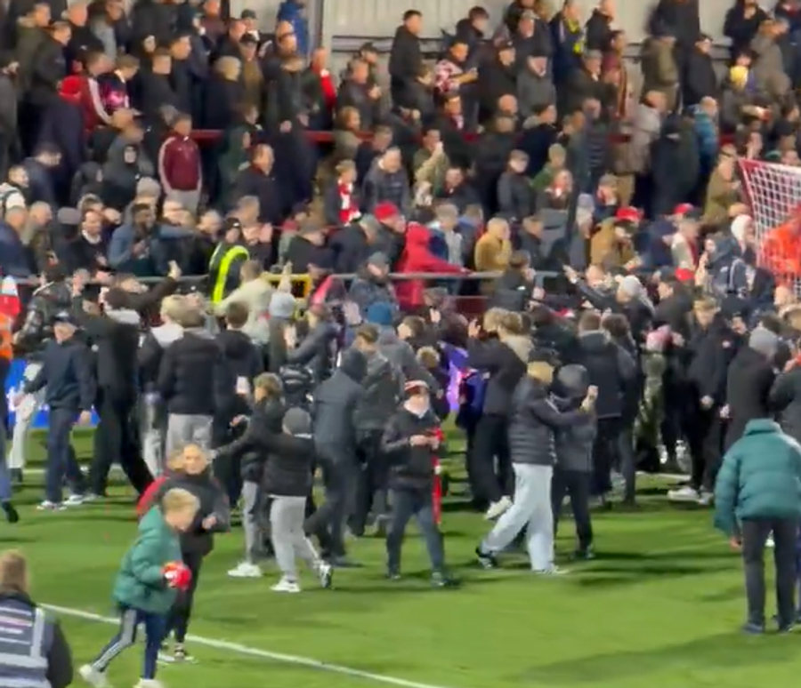 VIDEO/ Eliminuan Arsenalin, tifozët e skuadrës së Kategorisë së Katërt shkojnë të festojnë te sektori i ‘Topçinjve’