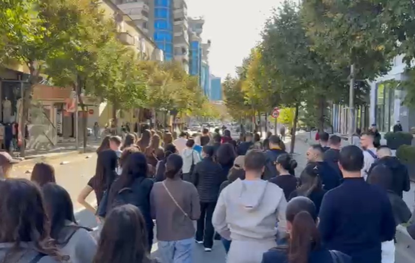 Studentët 16 ditë protestë, grumbullohen para Ministrisë së Arsimit