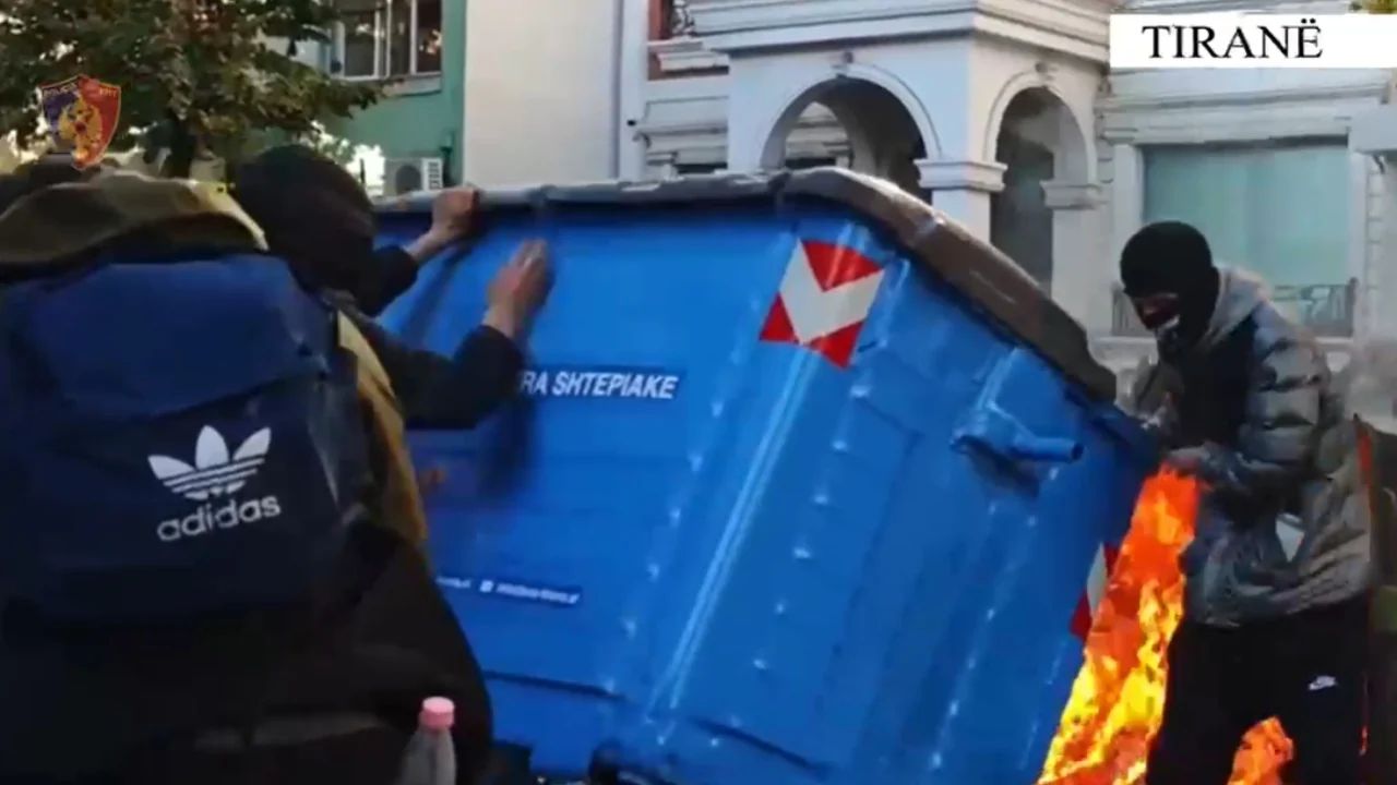 Protesta para Ministrisë së Arsimit/ Dogjën kazanë dhe bllokuan qarkullimin, arrestohen dy persona në Tiranë