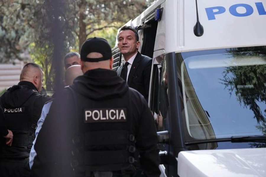 Dyshohet se iu gjetën sende të paligjshme në qeli, Erion Veliaj transferohet në Fier
