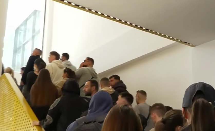 Studentët hyjnë në Fakultetin e Ekonomisë, thirrje të rinjëve: Bojkotoni mësimin, bashkohuni me ne