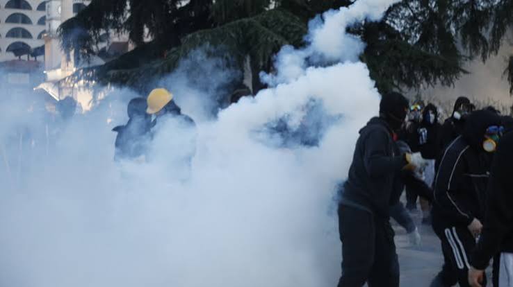 Protestat e dhunshme, 17 prej të arrestuarve dalin para Gjykatës së Tiranës për t’u njohur me masën e sigurisë (EMRAT)