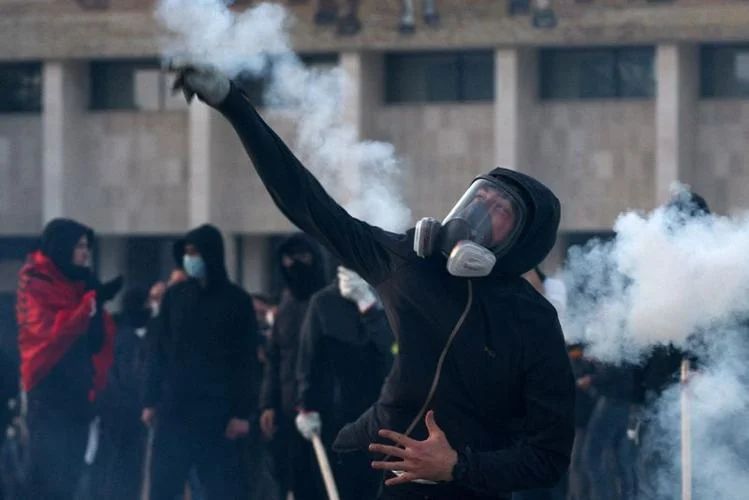 Gazetari dencon dhunën e protestuesve ndaj medias: Po na godasin dhe më pas luajnë viktimën! (VIDEO)