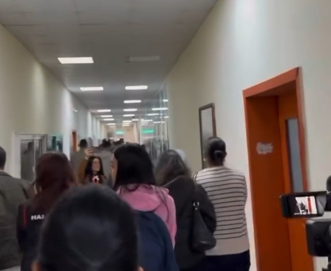 Studentët hyjnë në Fakultetin e Ekonomisë, u bëjnë thirrje të rinjve të bojkotojnë mësimin