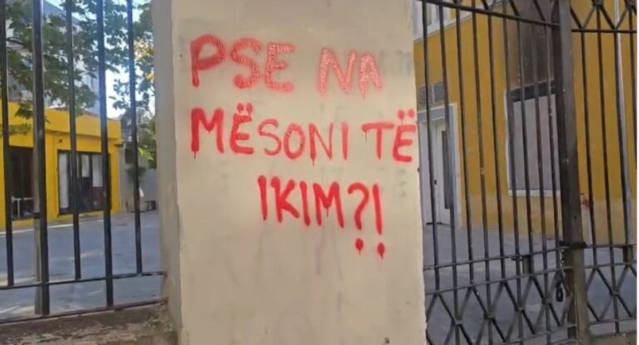 'Pse na mësoni të ikim!' Studentët rikthehen tek MAS, grafite në mur
