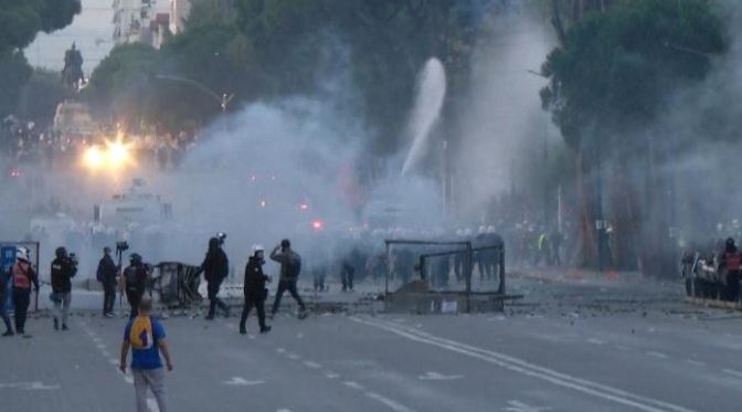 Bënë thirrje për dhunë në protesta”/ Antiterrori procedon 17 persona