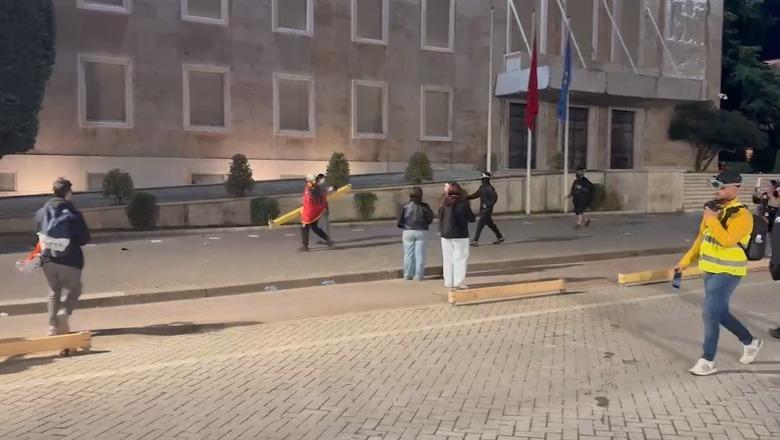 Dy protestuesit e maskuar thyejnë me hekur ndriçuesit te Kryeministria! Gjuajnë edhe dritaret