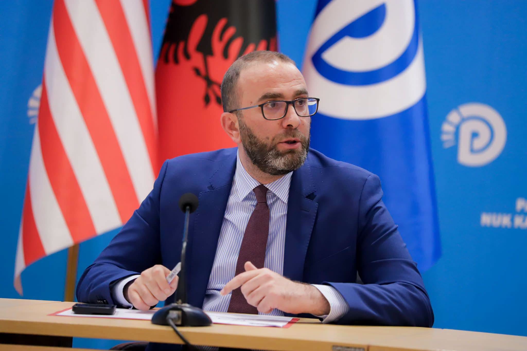 Kufizime vizash për zyrtarët shqiptarë? Lëvizja e dy kongresmenëve amerikanë, Bardhi: Në fokus janë Balluku dhe Hyseni