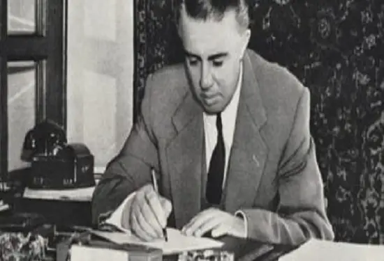Enver Hoxha Ne Zyre 550x375